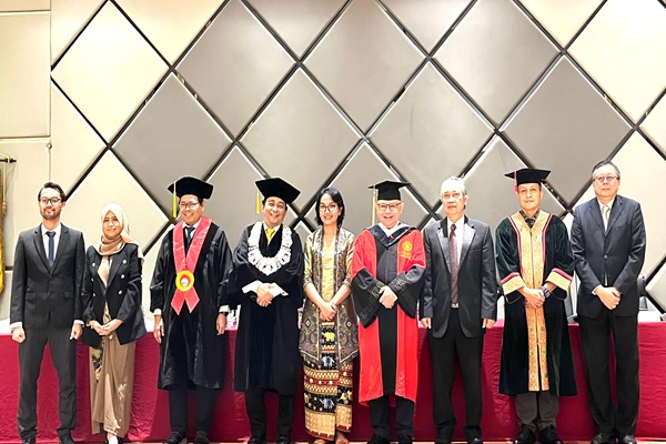 Juwita Patty Pasaribu (tengah) usai sidang promosi Doktor Ilmu Hukum di Fakultas Hukum Universitas Indonesia, Rabu (24/12/2025). Foto: WIL