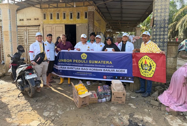 Delegasi Universitas Borobudur yang turun langsung menyalurkan bantuan ke wilayah Aceh Tamiang. Foto: Istimewa