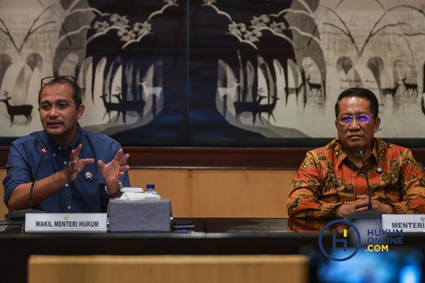 Wakil Menteri Hukum, Prof Edward Omar Sharif Hiariej dan Menteri Hukum, Supratman Andi Agtas saat Konferensi Pers di Gedung Kementerian Hukum, Senin (5/1/2026). Fotografer/HFW