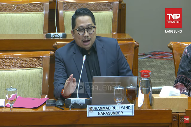 Lawyer, konsultan hukum, sekaligus pengajar hukum tata negara pada salah satu perguruan tinggi, Muhammad Rullyandi saat rapat dengar pendapat umum (RDPU) dengan Komisi III DPR, Kamis (08/01/2026). Foto: Tangkapan layar youtube