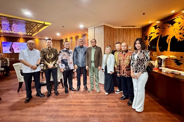 Jajaran pimpinan Universitas Jayabaya bersama dengan Wakil Menteri Hukum, Prof Edward Omar Sharif Hiariej dalam audiensi di Kantor Kemenkum, Rabu (7/1). Foto: Istimewa