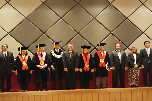 Yayan Hernayanto (kelima dari kiri) berfoto bersama para penguji seusai menjalani sidang disertasi di Gedung FHUI, Jumat (9/1/2026). Foto: Firyalfatin