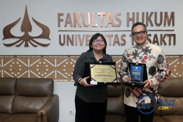 Dosen Hukum Bisnis Universitas Trisakti, Dian Purnamasari (kiri) dan Founding Partner Arkananta Vennootschap, Alfin Sulaiman (kanan). Foto: RES