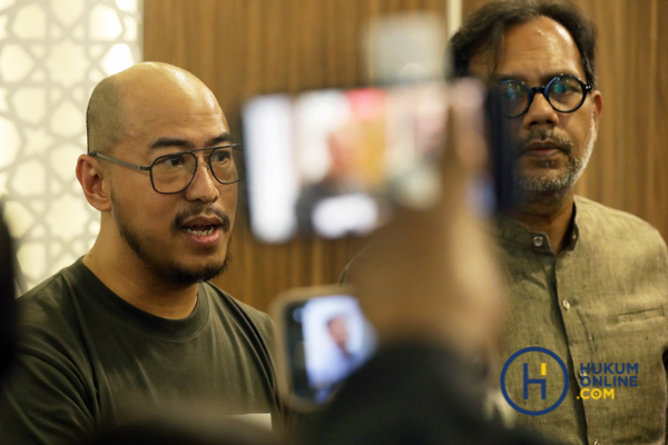 Komika Pandji Pragiwaksono didampingi kuasa hukumnya Haris Azhar memberikan keterangan kepada wartawan usai menyambangi kantor MUI di Jakarta. Kedatangan mereka terkait isi materi Stand Up Comedy 'Mens Rea' yang disoal segelintir orang. Fotografer/RES