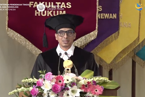 Guru Besar Fakultas Hukum Universitas Gadjah Mada (FH UGM), Prof. Zainal Arifin Mochtar. Foto: tangkapan layar YouTube