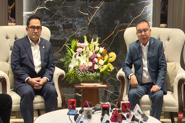 Ketua Komisi II DPR, Muhammad Rifqinizamy Karsayuda dan Wakil Ketua DPR, Sufmi Dasco Ahmad saat memberikan keterangan di depan pekerja media di Komplek Gedung Parlemen, Senin (19/1/2026). Foto: Tangkapan layar youtube