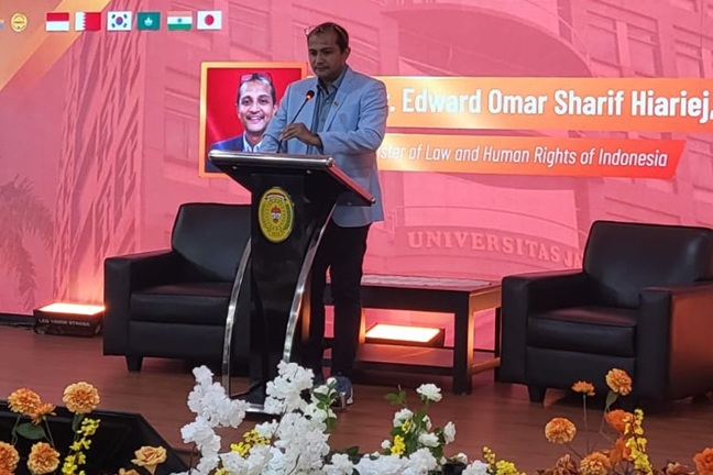 Wakil Menteri Hukum, Prof Edward Omar Sharif Hiariej  saat memberi sambutan dalam Seminar Hukum Internasional 2026 yang diselenggarakan oleh Universitas Jayabaya, Rabu (21/1/2026). Foto: Istimewa