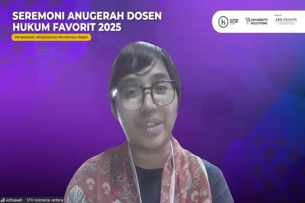 Dosen Fakultas Hukum Sekolah Tinggi Hukum Indonesia Jentera (STHI Jentera), Asfinawati dalam acara Penghargaan Anugerah Dosen Favorit Hukum 2025, Rabu (21/1/2026).  Foto: Tangkapan layar youtube