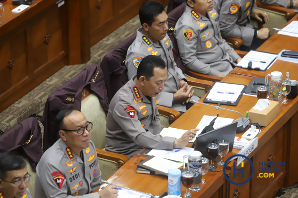  Kapolri, Jenderal Listyo Sigit Prabowo bersama jajaran, saat rapat kerja dengan Komisi III DPR di Komplek Gedung Parlemen, Senin (26/01/2026). Fotografer/RES
