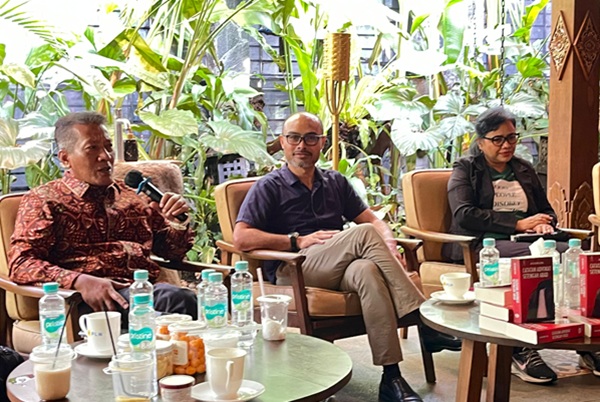 (kiri ke kanan) Akademisi FHUI Edmon Makarim, Partner Assegaf Hamzah & Partners, Ari Juliano Gema, dan Akademisi STHI Jentera, Bivitri Susanti. Foto: HAN