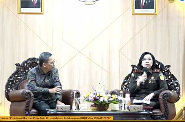 Kepala Kejaksaan Tinggi (Kejati) Bali, Chatarina Muliana Girsang (kanan). Foto: tangkapan layar zoom
