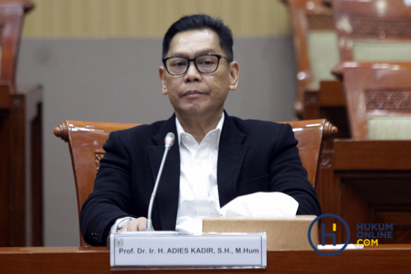 Adies Kadir  saat rapat dengar pendapat umum dengan Komisi III terkait usulan penggantian calon hakim MK dan dirinya disetujui menjadi calon hakim konstitusi di Kompleks Gedung Parlemen, Senin (26/01/2026). Fotografer/RES