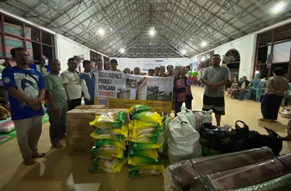 Penyaluran bantuan langsung dari BEM STIH Adhyaksa kepada warga terdampak bencana di Tapanuli Selatan. Foto: Istimewa