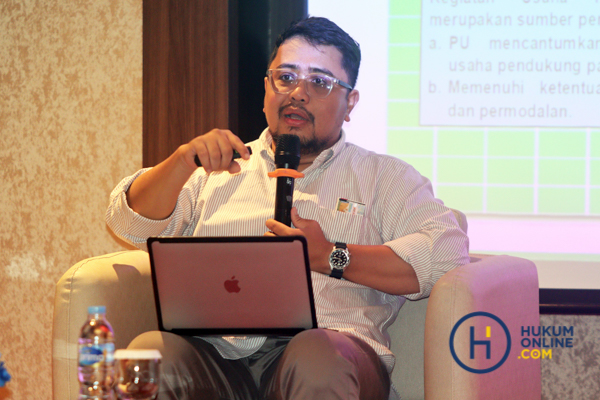 Penata Kelola Penanaman Modal Ahli Madya Direktorat Deregulasi Penanaman Modal Kementerian Investasi/BKPM, Abi Al Irsyad saat memberikan materi dalam Pelatihan Hukumonline, Selasa (27/1/2026). Fotografer/RES