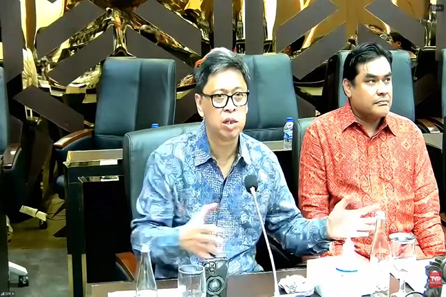 Direktur Musica Studio, Gumilang Ramadhan dan Presiden Direktur Sony Music Entertainment Indonesia, Muhammad Soufan saat dimintakan pendapatnya soal RUU Hak Cipta dalam RDPU dengan baleg DPR, Rabu (28/01/2026). Foto: Tangkapan layar youtube