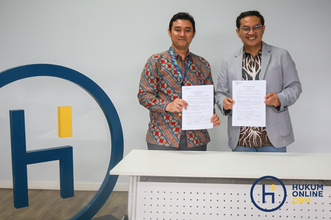 Chief Content Officer (CCO) Hukumonline, Robert Sidauruk dan Ketua Pusat Riset Sistem Peradilan Pidana Universitas Brawijaya (PERSADA UB), Fachrizal Afandi saat menunjukan dokumen MoU kedua pihak, Selasa (3/2/2026). Fotografer/HFW