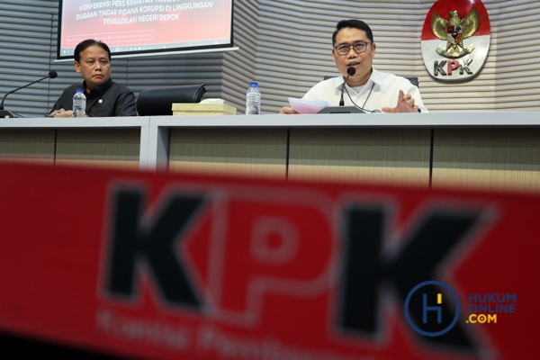 Pelaksana Tugas (Plt) Deputi Bidang Penindakan dan Eksekusi KPK, Asep Guntur Rahayu (kanan). Foto: RES