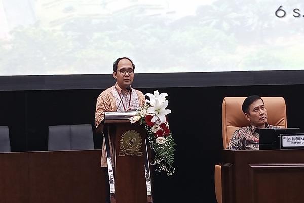 Kepala Badan Pengembangan Sumber Daya Manusia APHTN-HAN, Oce Madril saat memberikan laporan dalam pembukaan Penataran Keparlemenan, Jumat (6/2/2026) . Foto: Firyalfatin