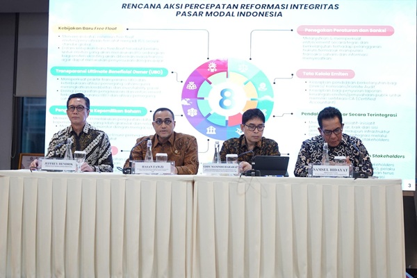 Direktur BEI Jeffrey Hendrik, Pjs Kepala Eksekutif Pengawas Pasar Modal, Keuangan Derivatif, dan Bursa Karbon OJK Hasan Fawzi, Deputi Komisioner Pengawas Pengelolaan Investasi Pasar Modal OJK Eddy Manindo Harahap, serta Dirut KSEI Samsul Hidayat. Foto: OJK