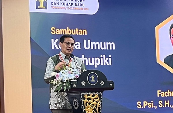 Ketua Asperhupiki, Fachrizal Afandi, dalam Lokakarya KUHP dan KUHAP Baru: Menyelaraskan Paradigma dan Asas dalam Pendidikan Hukum Pidana dan Hukum Acara Pidana di FH UGM, Yogyakarta, Selasa (10/2). Foto: HAN