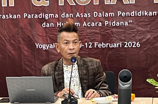 Dosen Hukum Pidana FH USU Mahmud Mulyadi dalam Lokakarya KUHP dan KUHAP Baru: Menyelaraskan Paradigma dan Asas dalam Pendidikan Hukum Pidana dan Hukum Acara Pidana di FH UGM, Yogyakarta, Selasa (10/2). Foto: HAN
