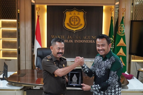 Plt Wakil Jaksa Agung RI Prof. Asep Nana Mulyana dan Vice President ICCA Randi Ikhlas Sardoni usai audiensi. Foto: RES