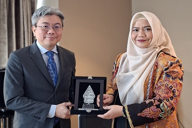 Kiri-kanan: Chief Representative Officer INTA untuk Asia Pasifik, Walter Chia dan Presiden ICCA, Seradesy Sumardi berfoto bersama usai audiensi di Jakarta, Rabu (11/2/2026). Foto: Firyalfatin