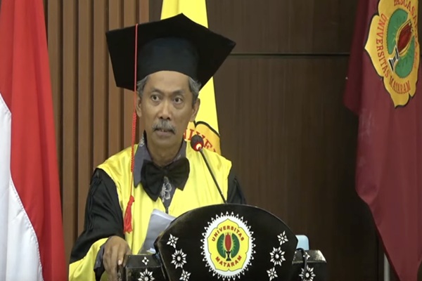  Prof Widodo Dwi Putro saat memberikan orasi ilmiah pada pengukuhan sebagai Guru Besar Bidang Ilmu Hukum dan Pembangunan di Fakultas Hukum, Ilmu Sosial, dan Ilmu Politik Universitas Mataram, Rabu (11/2/2026). Foto: Istimewa