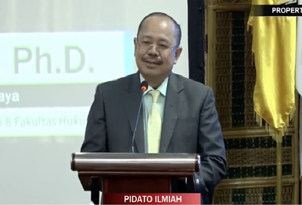 Guru Besar Fakultas Hukum Universitas Sriwijaya (FH Unsri), Prof. Amzulian Rifai. Foto: Tangkapan layar YouTube