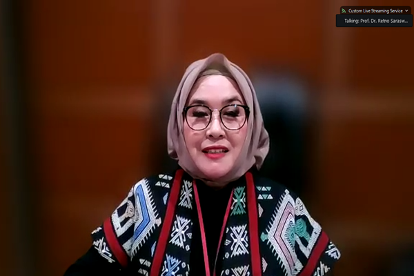 Dekan FH UNDIP, Prof. Retno Saraswati dalam Webinar Nasional Ikatan Alumni Fakultas Hukum Universitas Diponegoro (IKA FH UNDIP), Jumat (13/2/2026). Foto: Tangkapan layar zoom.