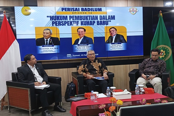 Moderator, Hakim Agung Sutarjo, dan Dosen Hukum Pidana FH UB Fachrizal Afandi dalam Sarasehan Interaktif Badan Peradilan Umum (Perisai Badilum), Jum'at (13/2/2026). Foto: Firyal
