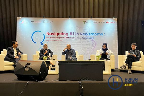 CEO Hukumonline Arkka Dhiratara, Research Manager BBC Media Action Rosiana Eko, Pengajar Journalism di The Royal Melbourne Institute of Technology University Tito Ambyo dalam diskusi publik di Jakarta, Jum'at (20/2/2026). Foto: RES