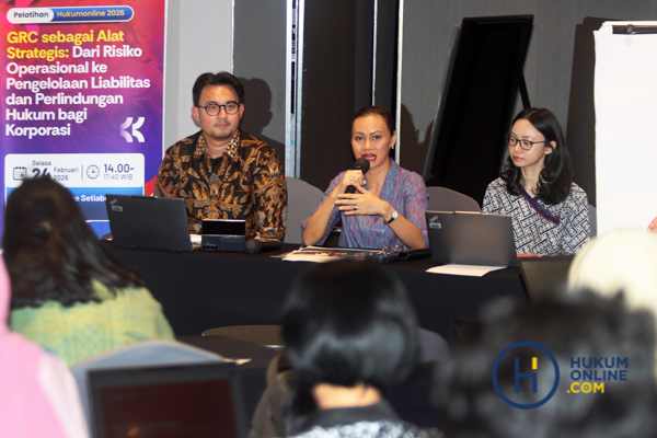  Associate Ashurst OSP, Kevin Jhonson Simatupang (paling kiri) dan Partner Ashurst OSP, Ratih Nawangsari (tengah) dalam sebuah Pelatihan yang diselenggarakan Hukumonline di Jakarta, Selasa (24/2/2026). Fotogfarer/RES