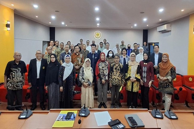  Ketua Program Doktor Ilmu Hukum, Prof Faisal Santiago (kedua dari kiri depan) berfoto bersama para dosen seusai mengadakan rapat bersama. Foto: Istimewa