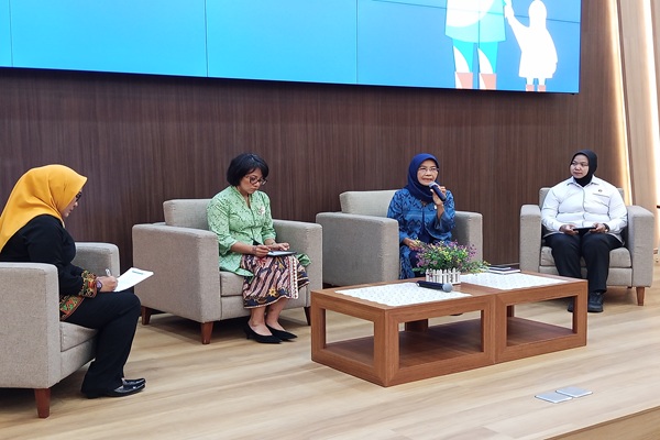 Kepala Program United Nations Women Indonesia Dwi Yuliawati, Ketua Komnas Perempuan Maria Ulfah Anshor, dan Kompol Kanit 2 Subdit 1 Dittipid PPA PPO Bareskrim Polri Tuti T. Purnawati dalam Forum Dialog di Lemdiklat Polri, Senin (2/3/2026). Foto: Firyal