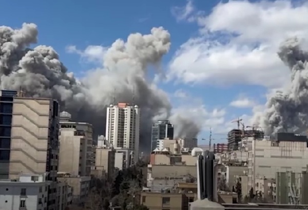 Ibu Kota Iran, Teheran, dibom Amerika Serikat dan Israel, pada Sabtu (28/2). Foto: Tangkapan layar YouTube