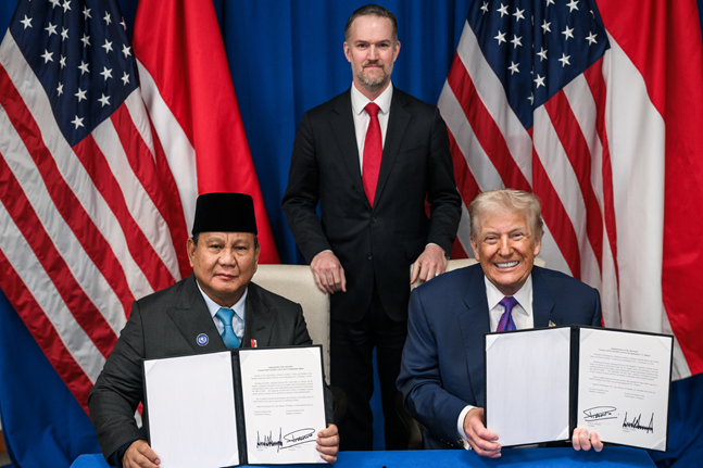Presiden Prabowo Subianto dan Presiden Donald Trump saat menunjukan surat perjanian internasional perdagangan kedua pihak. Foto: Istimewa