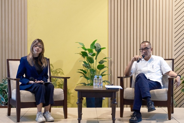 Kiri-kanan: Moderator dan Eks Dirjen AHU Kementerian Hukum, Cahyo Rahadian Muzhar Cahyo dalam President University Guest Lectures yang diselenggarakan pada Rabu (25/2/2026) pekan lalu. Foto: Istimewa