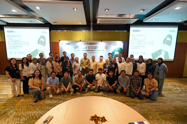 Para jurnalis berfoto bersama dalam Media Gathering UPH 2026, Jumat (6/3/2026). Foto: Istimewa