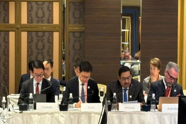 Sekretaris Jenderal Kementerian Komunikasi dan Digital, Ismail (kedua dari kanan) menyampaikan paparan dalam forum The 2nd Hiroshima AI Process (HAIP) Friends Group di Tokyo, Jepang, Senin (16/03/2026). Foto: Istimewa