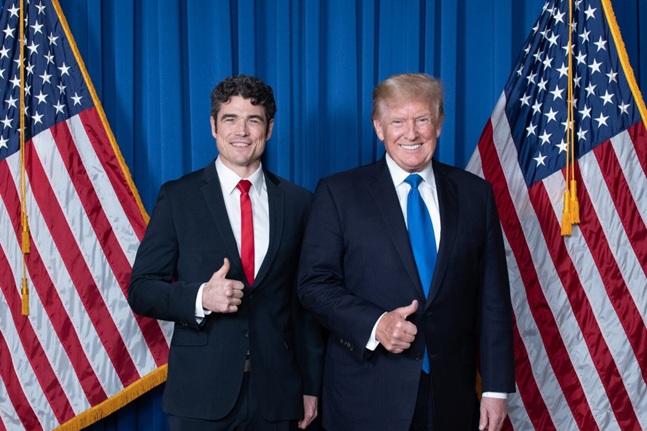 Kiri-kanan: Kepala Pusat Kontraterorisme Nasional Amerika Serikat, Joseph Kent dan Presiden Amerika Serikat, Donald Trump. Foto: Istimewa