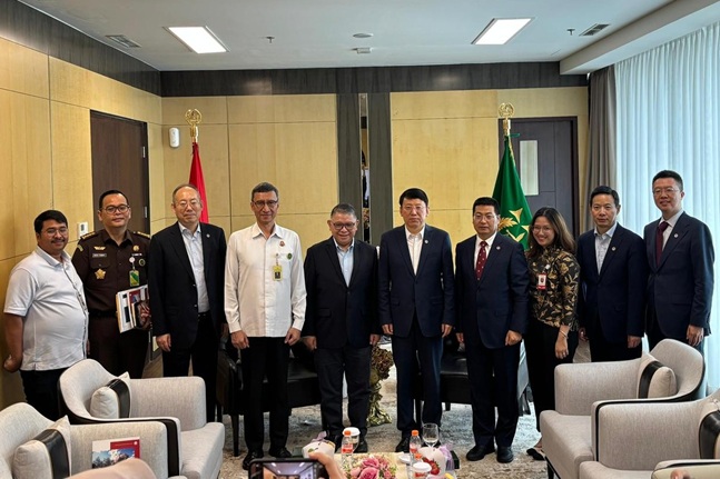 Jaksa Agung Muda Perdata dan Tata Usaha Negara, Prof (HC) Narendra Jatna (tengah) berfoto bersama dengan perwakilan dari China University of Political Science and Law. Foto: Istimewa