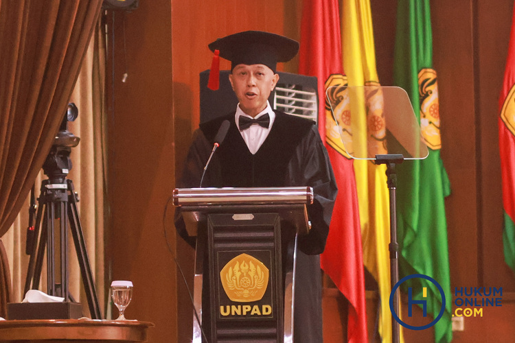 Danrivanto Budhijanto membacakan orasi ilmiah pengukuhannya sebagai Guru Besar Hukum Teknologi Informasi dan Komunikasi Fakultas Hukum Universitas Padjadjaran, Selasa (31/03/2026). Foto: HFW