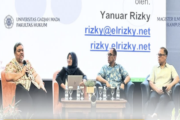 Kiri-kanan: Ahli Ekonomi Yanuar Rizky, Deputi Direktur Pengawasan Pengelolaan Investasi dan Pasar Modal Regional OJK, Tara Setyaningtyas, Guru Besar FH UGM, Prof Paripurna P. Sugarda, dan Guru Besar FHUI, Prof Hikmahanto Juwana.