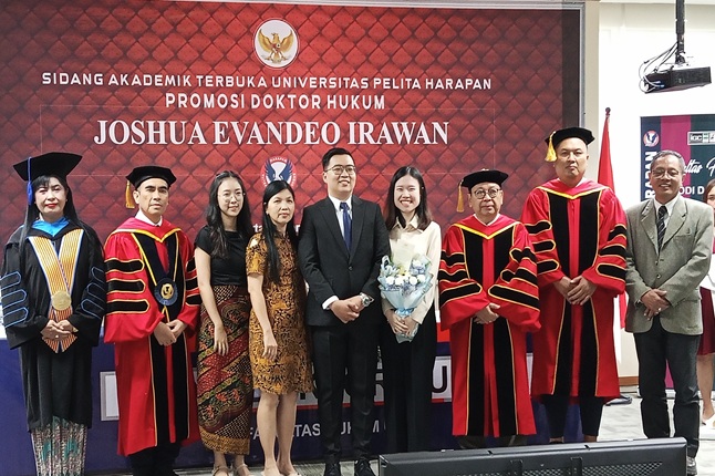 Joshua Evandeo Irawan (tengah) berfoto bersama para penguji usai Sidang Promosi Doktor Hukum di Universitas Pelita Harapan, Kamis (9/4/2026). Foto: Firyal