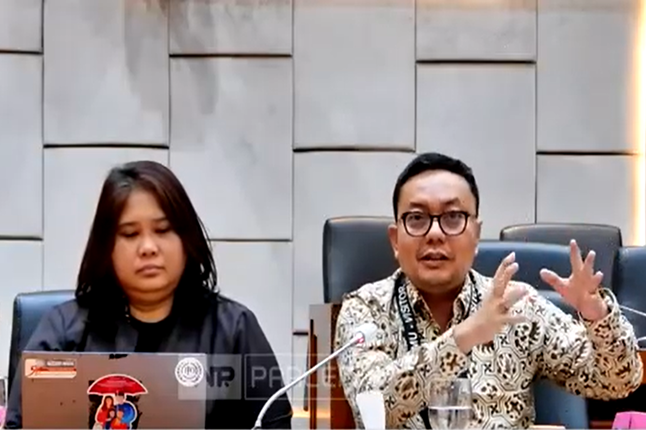 Program Koordinator ILO Indonesia, Sinthia D. Harkrisnowo dan National Project Coordinator ILO Indonesia, Albert Bonasahat dalam rapat dengar pendapat umum (RDPU) dengan Komisi IX DPR, Kamis (9/4/2026) kemarin. Foto: Tangkapan layar youtube