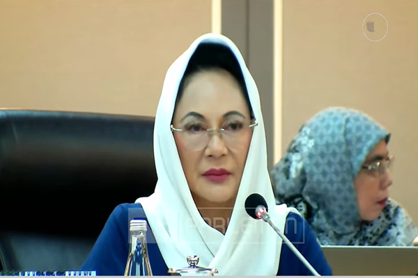 Ketua Panitia Kerja (Panja) RUU PSDK, Dewi Asmara saat memimpin pengambilan keputusan tingkat pertama dengan pemerintah atas RUU PSDK di Komplek Gedung Parlemen, Senin (13/04/2026). Foto: Tangkapan layar youtube