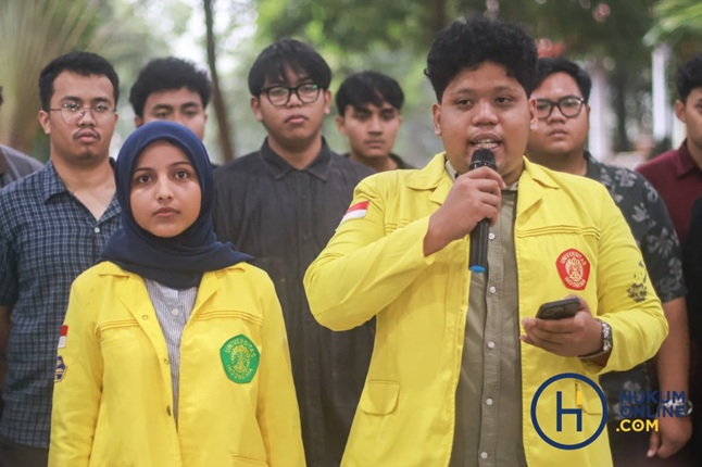Wakil Ketua Badan Eksekutif Mahasiswa Universitas Indonesia (BEM UI) Fathimah Azzahra bersama Ketua BEM FH UI Anandaku Dimas Rumi menyampaikan keterangan pers terkait kasus kekerasan seksual di Gedung Pusgiwa UI, Selasa (14/4/2026). Fotografer / HFW