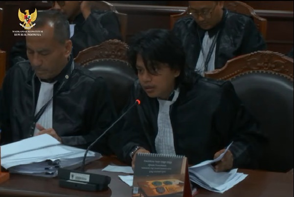 Kuasa hukum pemohon, Nawaz Syarif (kanan) dalam sidang perbaikan permohonan di Gedung MK, Jakarta, Rabu (15/4). Foto: tangkapan layar youtube