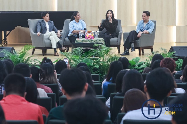  Aktor dan Alumni FH UPH Jerome Kurnia dan Mikha Tambayong serta Laywer dan Alumni FH UPH Sangun Ragahdo Yosodiningrat dalam acara talkshow bertema ‘Peran Hukum Dalam Ekosistem Industri Kreatif,’ di Auditorium Universitas Pelita Harapan, Jumat (17/4). Foto/ HFW